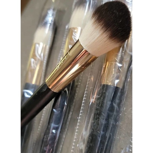 Luxe Setting Powder Brush - Picture 2 of 3